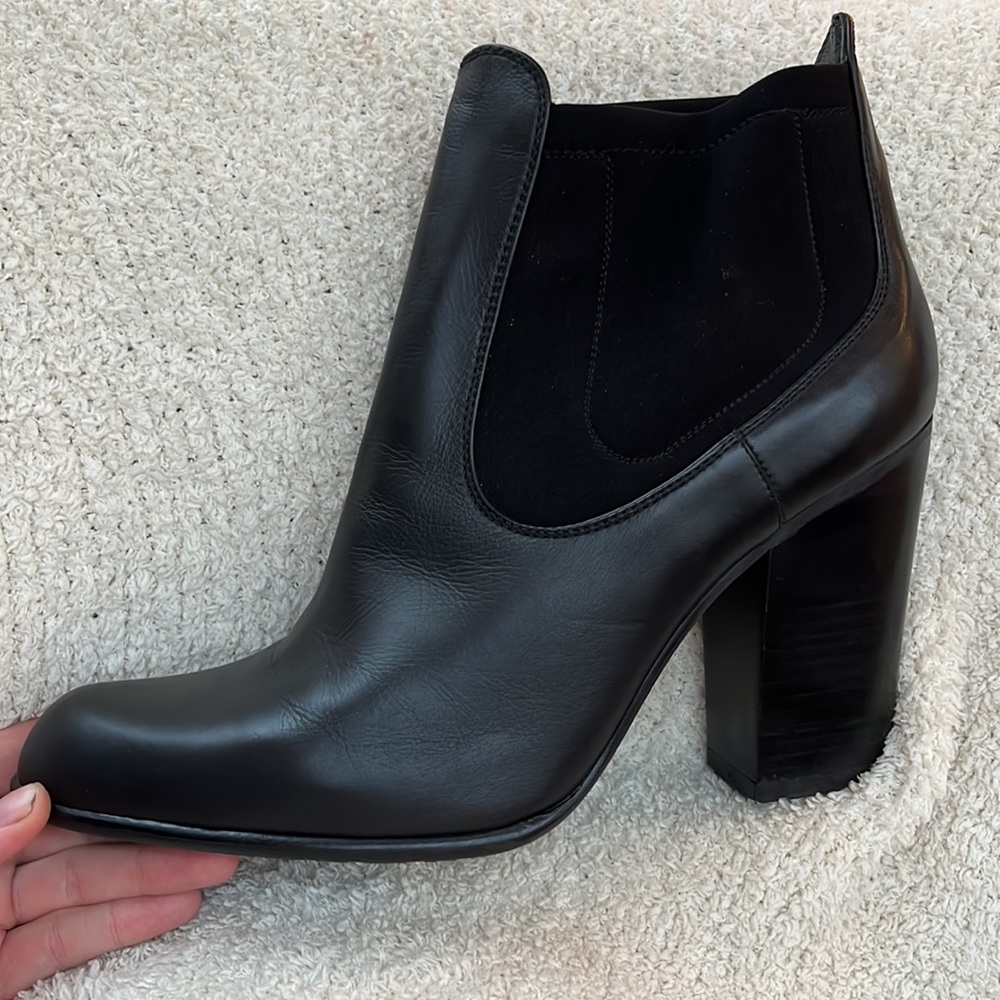 NWOT Stuart Weitzman black leather heeled chunky Chelsea ankle booties!